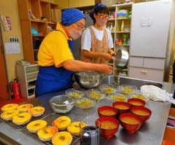 協力して料理を作る参加者