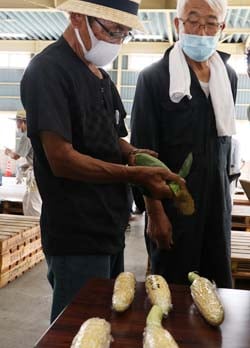 規格を確認する部会員（12日、松本市で）