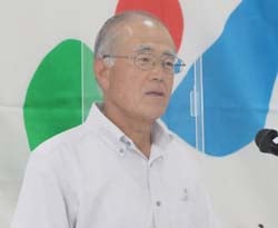 あいさつをする加々美会長