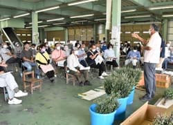 講師の説明から収穫・管理のポイントを学ぶ生産者