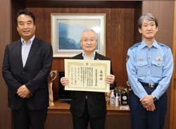 JAを代表し、表彰を受ける小松組合長（中）
