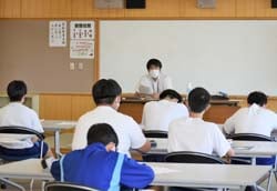 出前授業で講師を務めた丸山次長（中央）