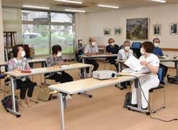 長野松代総合病院担当者の「がん予防」講話を聴くグリーンカフェ参加者（長野市川中島町、7月19日）