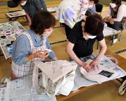 バックに消しゴムはんこを押す参加者