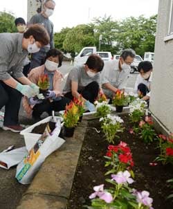 女性部員と役職員が協力して花壇づくりを行った