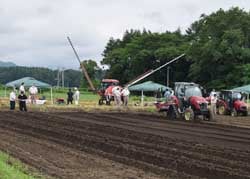 最新機種のトラクターの実演している様子