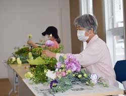 自分で収穫したトルコギキョウを使ってフラワーアレンジメントを楽しむ参加者