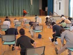 講師の指導で運動を楽しむ参加者