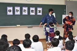 会員に浴衣を着付けてもらった生徒(左)
