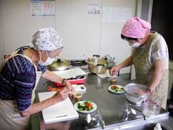 夏野菜で寒天寄せを作る参加者