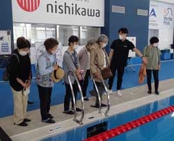 高地トレーニング施設の一つ屋内プールを見学する参加者