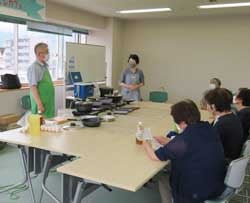 講師(左)が部員(右)に料理のポイントを説明