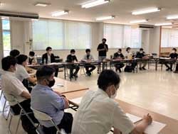 市場関係者に意見を求める部員