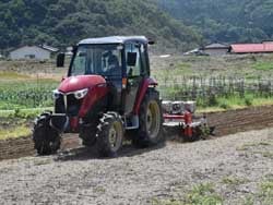 溝堀機をつけて大豆の播種作業をすすめる