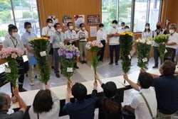 出品された花きを見比べる審査員ら