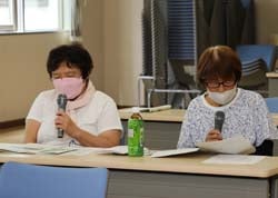 セリフを読みながらトラブル事例を紹介する参加者