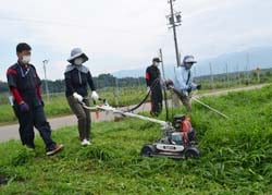 指導を受け実際に農業機械を使用