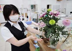 ディスバッドマムと宿根カスミ草を彩りよく生けた諏訪支所