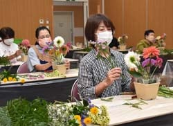 フラワーアレンジを楽しむ部員ら