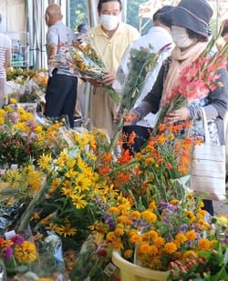 花を買い求める利用者