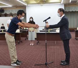 修了証書を受け取る新規就農者