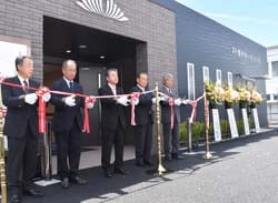 テープカットし事業を開始した「虹のホールいいだ」