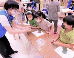 営農相談員の指導でミニグリーン作りを体験する子どもたち