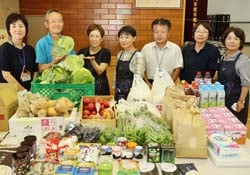 富士見町社会福祉協議会の担当者に品物を手渡す部員ら