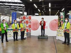 桃・プルーン・ネクタリンに太鼓判、長野市の荻原市長とJAグリーン長野