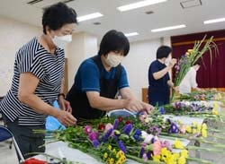 講師（中）に教わりながら供花を作り上げた
