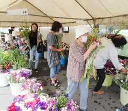 お盆用切り花を手にするお客様