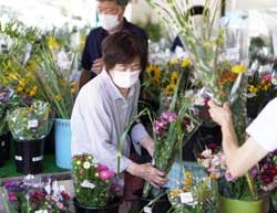 「夢マーケット田中線」で切り花を買い求める来店客
