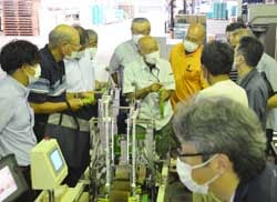 農業機械の性能を確認する役員ら
