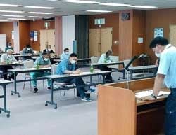 講師の説明を聞く参加者