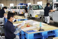 書類を確認し、車内の生産者に引き続きの安全・安心栽培を呼びかけた水稲栽培日誌確認会