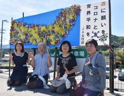 思いを込めた七夕飾りを作成したJA女性部阿南支部役員ら(左から2番目：林支部長)