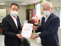 要請書を手渡す三村常務理事（右）