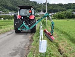 トラクター用アーム式草刈機の実演の様子（長野市篠ノ井、9月2日）