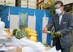玉串を奉奠する田中組合長