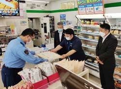 感謝状を受け取る渡邊店長