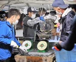 袋詰め作業をする職員（9月6日、佐久市三塚さく南部営農センター）