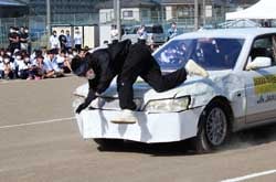 自動車との事故を再現するスタントマン