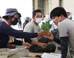 出荷規格を真剣に確認する部会員（6日　松本市で）