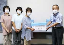 集まったタオルを贈呈する同支部三役（写真左）と中島会長（写真右）