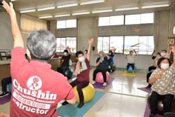 エクササイズを楽しむ参加者ら