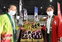 荻原健司市長と安藤猛常務が市場やメディアに向かってPR