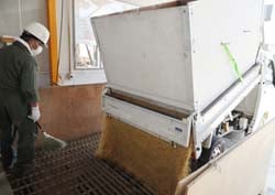 生産者が来場し、従業員立ち合いのもと、生もみを搬入した