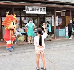 真田のぼるくんとじゃんけんをする来場者
