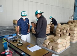 出荷された米を慎重に検査する農産物検査員ら