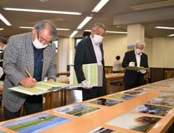 作品を審査する審査員ら